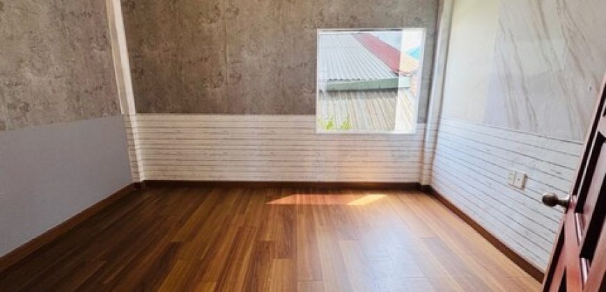Phòng ngủ ấm cúng đầy đủ ánh sáng tự nhiên của căn nhà gò vấp đường Nguyễn Văn Lượng vị trí đẹp của sổ mát mẻ