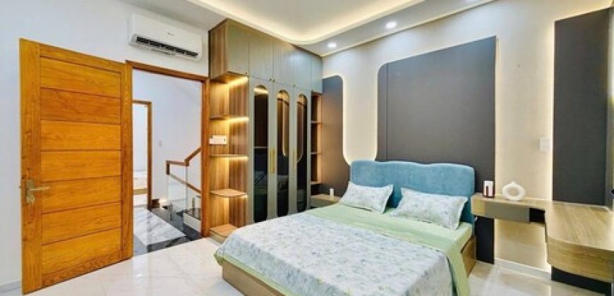Thiết kế phòng ngủ ấm cúng có ban công của nhà Gò Vấp 4PN