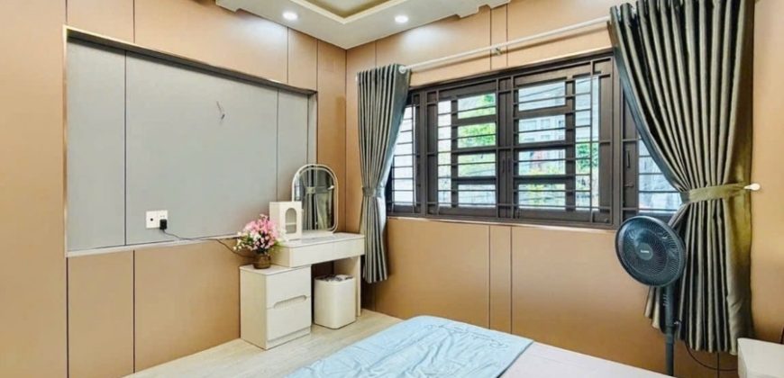 Phòng ngủ thoáng mát, bố trí hợp lý, đón ánh sáng tự nhiên trong căn nhà Gò Vấp dưới 6 tỷ.