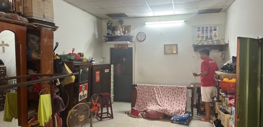 phong ngu nha go vap hem xe hoi nguyen van khoi.webp