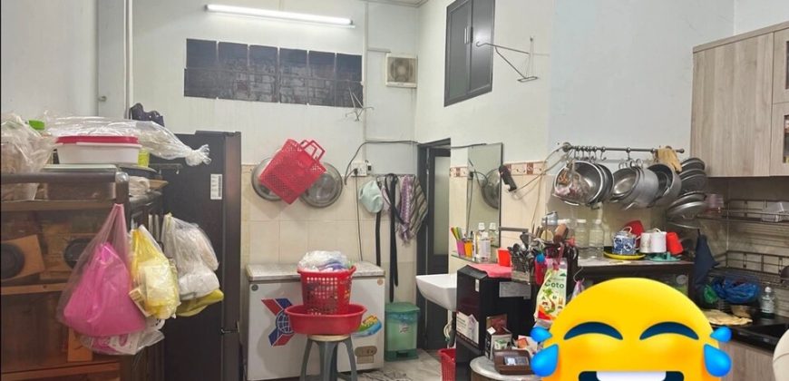 pNhà bếp nhà Gò Vấp hẻm xe hơi đường Nguyễn Văn Khối, thiết kế tiện nghi, sạch sẽ, đầy đủ công năng.