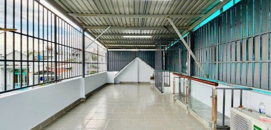 Sân thượng rộng rãi, phù hợp làm khu thư giãn hoặc trồng cây xanh cho gia đình