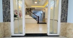Sân trước nhà Nguyễn Văn Lượng thoáng mát, phân khúc nhà gò vấp dưới 5 tỷ hẻm xe hơi rộng rãi.