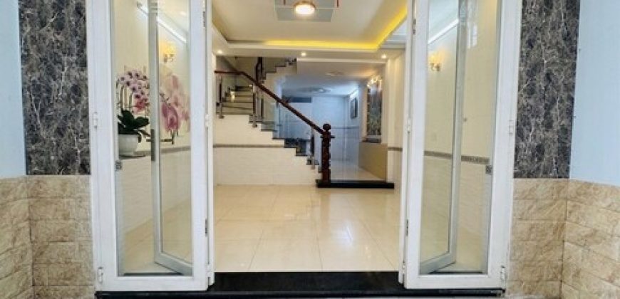 Sân trước nhà Nguyễn Văn Lượng thoáng mát, phân khúc nhà gò vấp dưới 5 tỷ hẻm xe hơi rộng rãi.