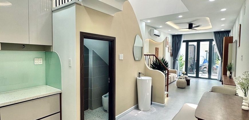 Nhà bếp rộng rãi của bán nhà đường Quang Trung, Phường Gò Vấp, quận Gò Vấp, nhà Gò Vấp dưới 7 tỷ, hệ tủ bếp đẹp, thuận tiện nấu nướng.