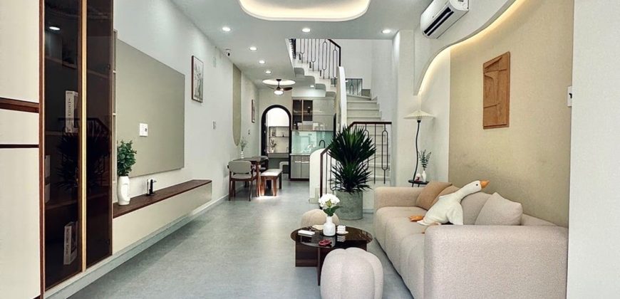Phòng khách nhà Gò Vấp dưới 7 tỷ trên đường Quang Trung, quận Gò Vấp, Phường Gò Vấp, thiết kế hiện đại, không gian rộng rãi, nhiều ánh sáng tự nhiên.