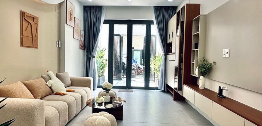 Phòng khách sang trọng của nhà Gò Vấp dưới 7 tỷ tại đường Quang Trung, Phường Gò Vấp, quận Gò Vấp, thiết kế hiện đại, đón ánh sáng tự nhiên.