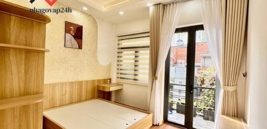 Ban công trươc phong ngủ thoáng mát, nhà Gò Vấp hẻm thông, đường Phạm Văn Chiêu