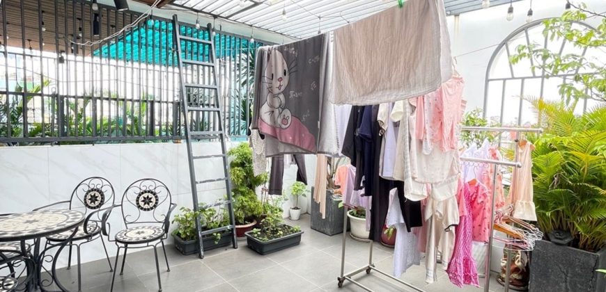 Ban công bán nhà Gò Vấp dưới 5 tỷ tại Phường 11 đường Nguyễn Văn Khối thoáng mát, phù hợp trồng cây xanh.