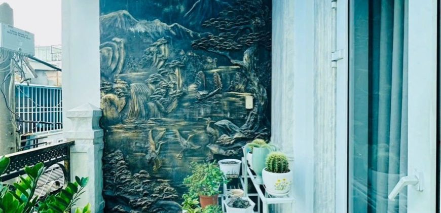 Ban công nhà Gò Vấp đường Nguyễn Văn Khối Phường 8 thoáng mát, đón gió và ánh sáng tự nhiên.