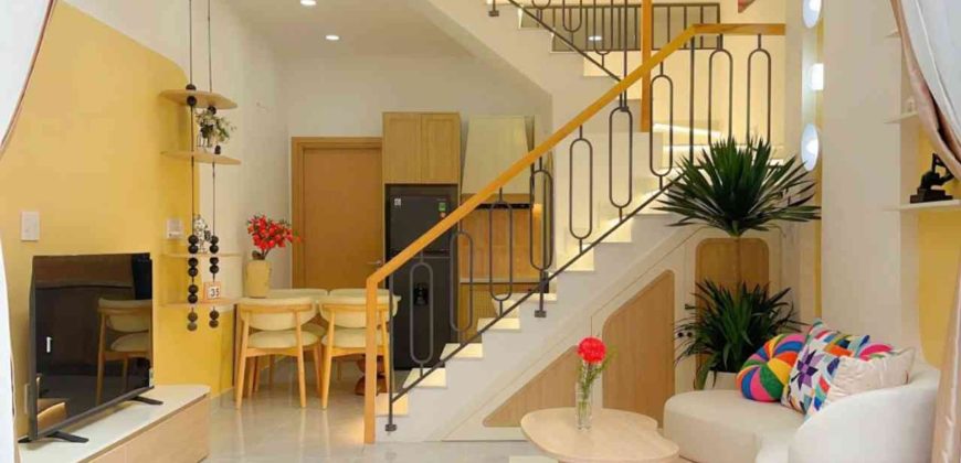 Phòng khách nhà Gò Vấp dưới 6 tỷ tại đường Quang Trung, Phường 10 cũ, quận Gò Vấp, thiết kế hiện đại, sáng và rộng.