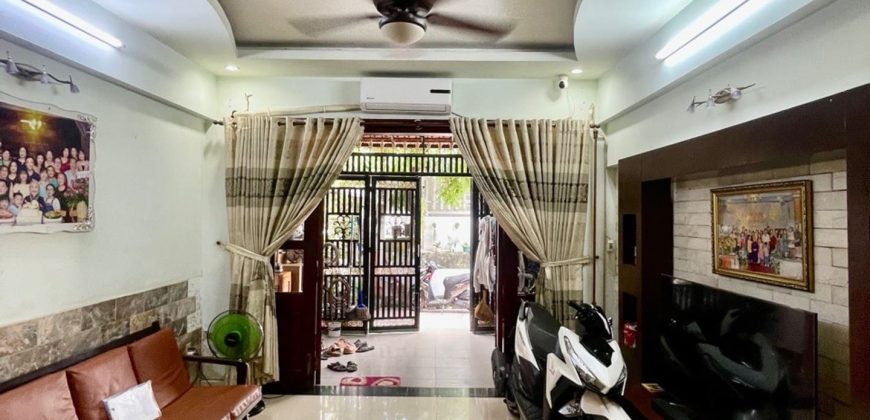 Phòng khách bán nhà Gò Vấp dưới 7 tỷ đường Quang Trung Phường Gò Vấp Quận Gò Vấp, không gian rộng rãi, thiết kế hiện đại, phù hợp gia đình nhiều thế hệ.