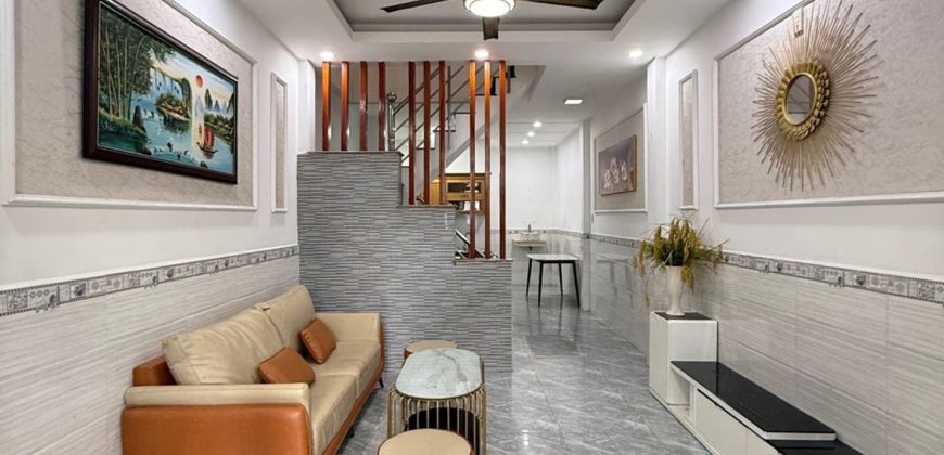 Bán nhà Gò Vấp dưới 6 tỷ có phòng khách rộng tại đường Quang Trung, Phường Gò Vấp, thiết kế hiện đại, diện tích 45m².