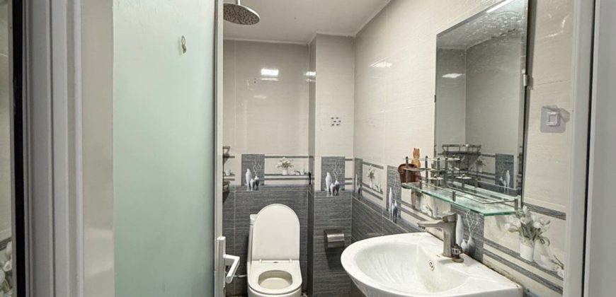 Nhà vệ sinh sạch đẹp của nhà Gò Vấp dưới 6 tỷ đường Quang Trung, Phường Gò Vấp, thiết kế hiện đại và tiện nghi.