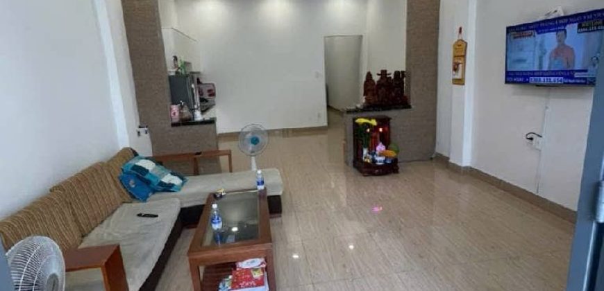 Bán nhà Gò Vấp dưới 5 tỷ đường Thống Nhất Phường 11, phòng khách rộng rãi, thiết kế hiện đại, nhiều ánh sáng.