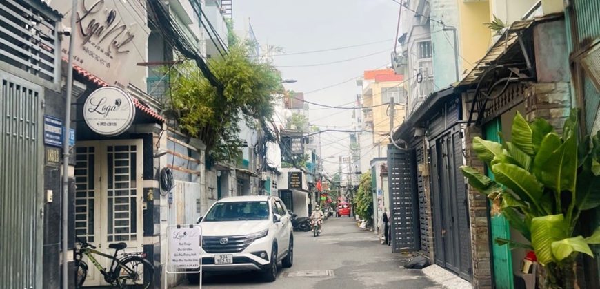 Hẻm xe hơi đường Nguyễn Văn Khối, Phường 8, Gò Vấp trước căn nhà rộng rãi, khu dân cư an ninh, thuận tiện sinh hoạt.