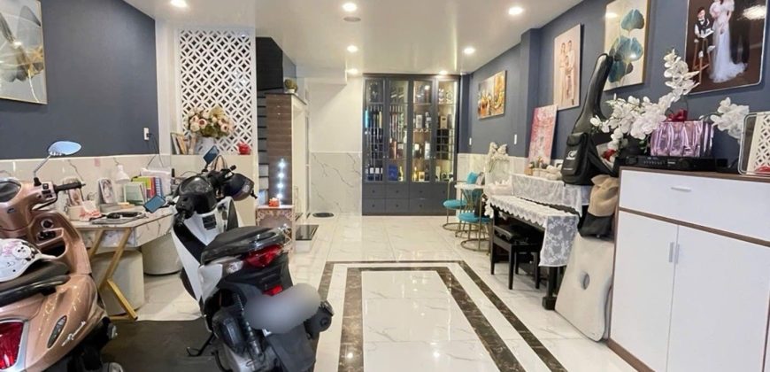 Phòng khách nhà Gò Vấp dưới 5 tỷ tại đường Nguyễn Văn Khối Phường 11 Quận Gò Vấp rộng rãi, đón ánh sáng tự nhiên.