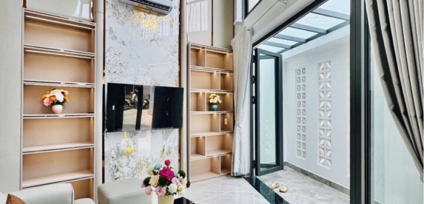 Không gian phòng khách nhà Gò Vấp gần đường Phạm Văn Chiêu Phường 14 Quận Gò Vấp rộng rãi và sang trọng,full nội thất ,sổ hồng riêng