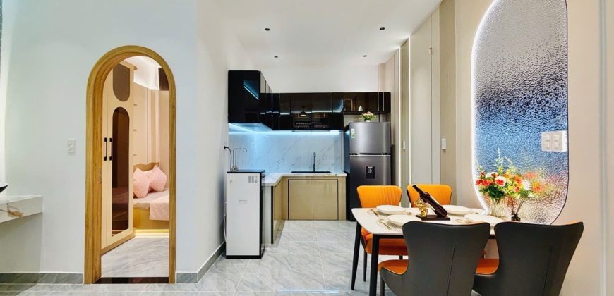 Khu vực nhà bếp hiện đại gọn gàng của căn nhà phố phường 16 Gò Vấp