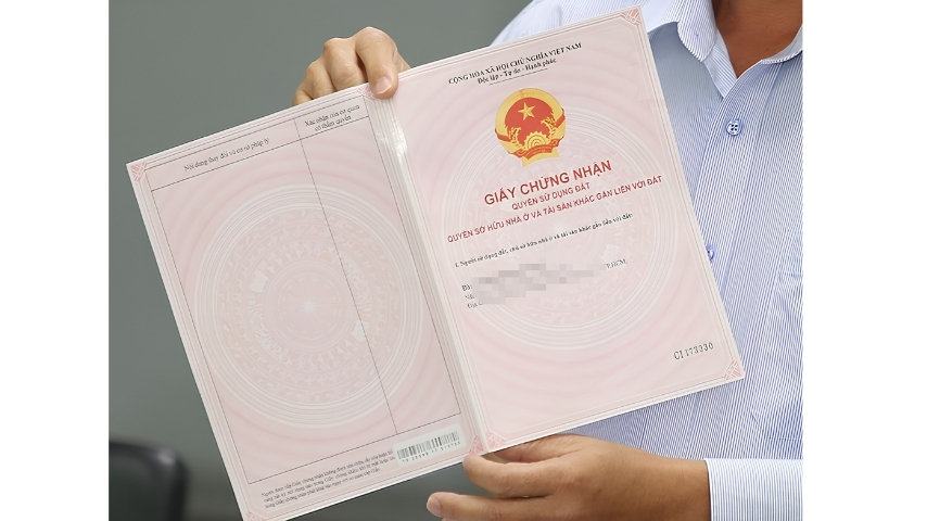 Một bộ hồ sơ đầy đủ các giấy tờ gốc để làm thủ tục mua bán nhà Gò Vấp bao gồm Sổ hồng, CCCD, và giấy tờ hôn nhân được sắp xếp ngăn nắp trước khi ra phòng công chứng.
