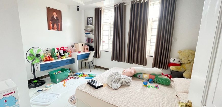 Phòng ngủ thứ hai nhà Gò Vấp dưới 5 tỷ Phường 11 Quận Gò Vấp diện tích 41m², bố trí cửa sổ lấy sáng.