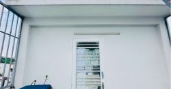 Sân thượng nhà Gò Vấp đường Nguyễn Văn Khối, Phường 8 rộng rãi, thoáng mát, phù hợp trồng cây, thư giãn và sinh hoạt gia đình.