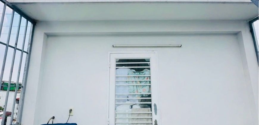 Sân thượng nhà Gò Vấp đường Nguyễn Văn Khối, Phường 8 rộng rãi, thoáng mát, phù hợp trồng cây, thư giãn và sinh hoạt gia đình.