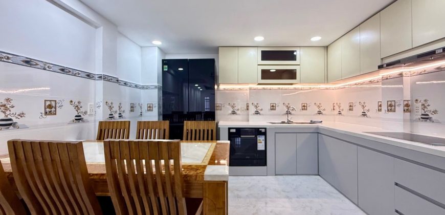 Nhà bếp căn bán nhà đường Quang Trung Phường 11 quận Gò Vấp, nhà hẻm xe hơi Gò Vấp, nhà gò vấp dưới 7 tỷ, thiết kế hiện đại, bố trí tiện nghi và thông thoáng.