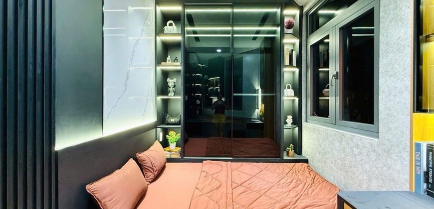 Nhà bếp nhà Gò Vấp đường Thống Nhất Phường 15 sạch đẹp, bố trí tiện nghi. có bàn ăn