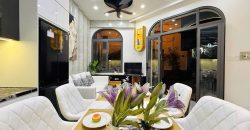 Nhà bếp nhà Gò Vấp đường Thống Nhất Phường 15 sạch đẹp, bố trí tiện nghi. có bàn ăn lớn