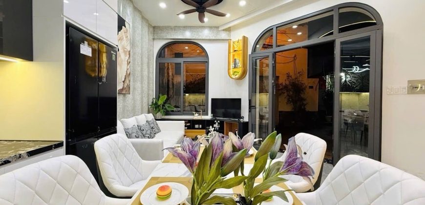Nhà bếp nhà Gò Vấp đường Thống Nhất Phường 15 sạch đẹp, bố trí tiện nghi. có bàn ăn lớn