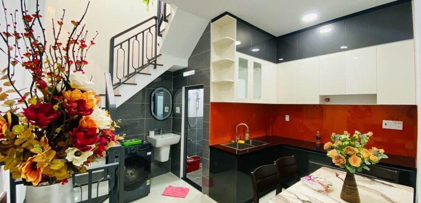 Nhà bếp nhà phố Gò Vấp đường Quang Trung sạch đẹp, tiện nghi.