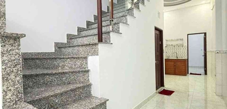 nha go vap duoi 6 ty phong khach duong thong nhat phuong 16.webp (2)