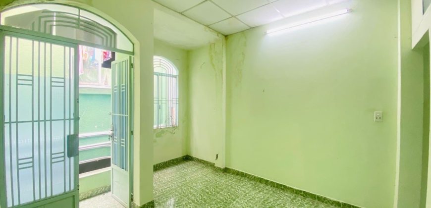 Không gian phòng khách nhà phố Gò Vấp đường Thống Nhất Phường 16 rộng rãi, đón ánh sáng tự nhiên.