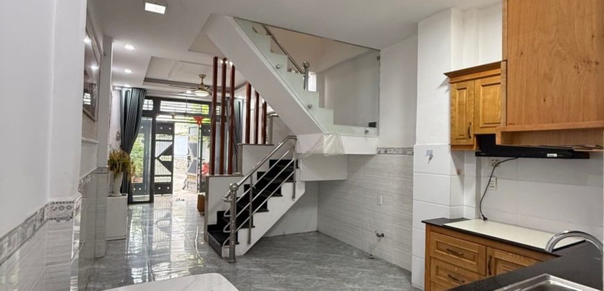Phòng khách nhà Gò Vấp dưới 6 tỷ đường Quang Trung, Phường Gò Vấp, không gian sáng và thoáng, nhà 2 tầng diện tích 45m².