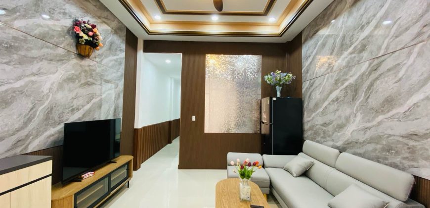 Phòng khách nhà Gò Vấp đường Quang Trung, Phường 10 thiết kế rộng rãi.