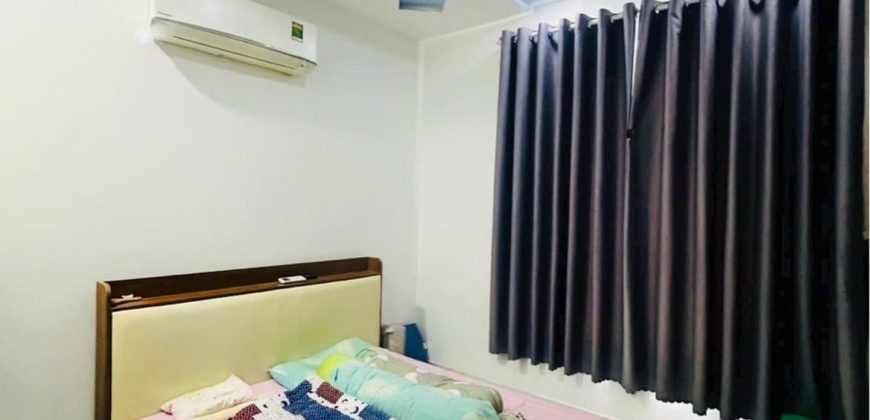 Phòng ngủ thứ hai của nhà Gò Vấp đường Nguyễn Văn Khối, có ban công và giếng trời thông thoáng.