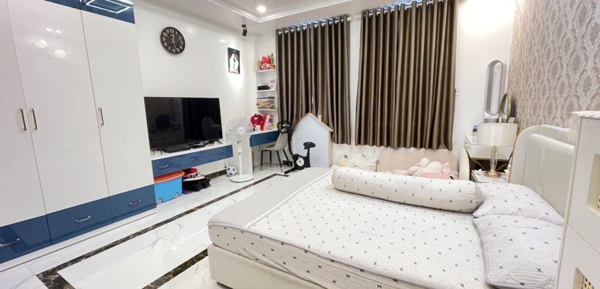 Phòng ngủ thứ hai nhà Gò Vấp dưới 5 tỷ Phường 11 Quận Gò Vấp diện tích 41m², bố trí cửa sổ lấy sáng.