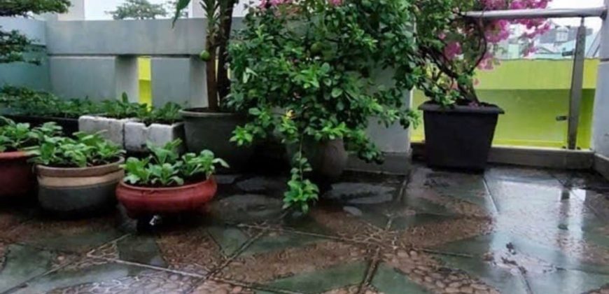 Sân thượng nhà Gò Vấp dưới 8 tỷ đường Nguyễn Văn Khối, Phường 8, Quận Gò Vấp rộng thoáng, thích hợp thư giãn và trồng cây xanh.