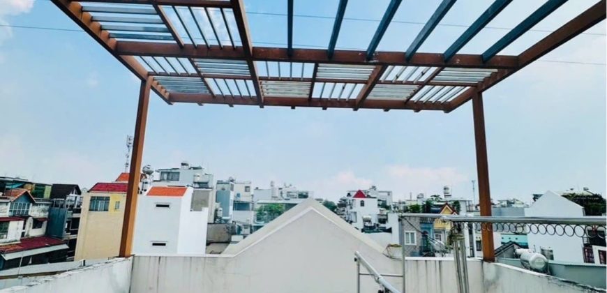Sân thượng nhà Gò Vấp đường Nguyễn Văn Khối, Phường 8 rộng rãi, thoáng mát, phù hợp trồng cây, thư giãn và sinh hoạt gia đình.