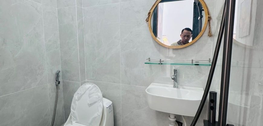 Nhà vệ sinh tầng trệt ốp gạch sạch sẽ của nhà phố Quận Gò Vấp
