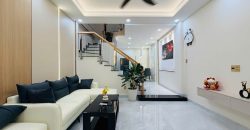 Phòng khách rộng và sáng của bán nhà đường Nguyễn Văn Lượng Phường 17, quận Gò Vấp, không gian Nhà đẹp Gò Vấp được bố trí gọn gàng, hiện đại.