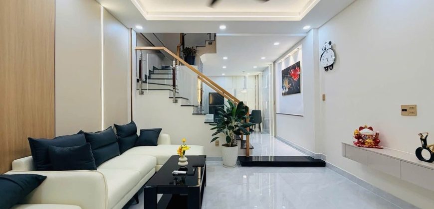 Phòng khách rộng và sáng của bán nhà đường Nguyễn Văn Lượng Phường 17, quận Gò Vấp, không gian Nhà đẹp Gò Vấp được bố trí gọn gàng, hiện đại.