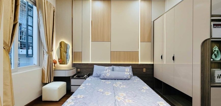 Phòng ngủ chính của bán nhà đường Nguyễn Văn Lượng Phường 17, quận Gò Vấp có không gian yên tĩnh, phù hợp người tìm Nhà quận Gò Vấp để ở.