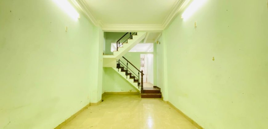 Phòng khách nhà Phan Văn Trị Gò Vấp dưới 6 tỷ, không gian sinh hoạt của căn nhà 3 tầng tại Phường 10