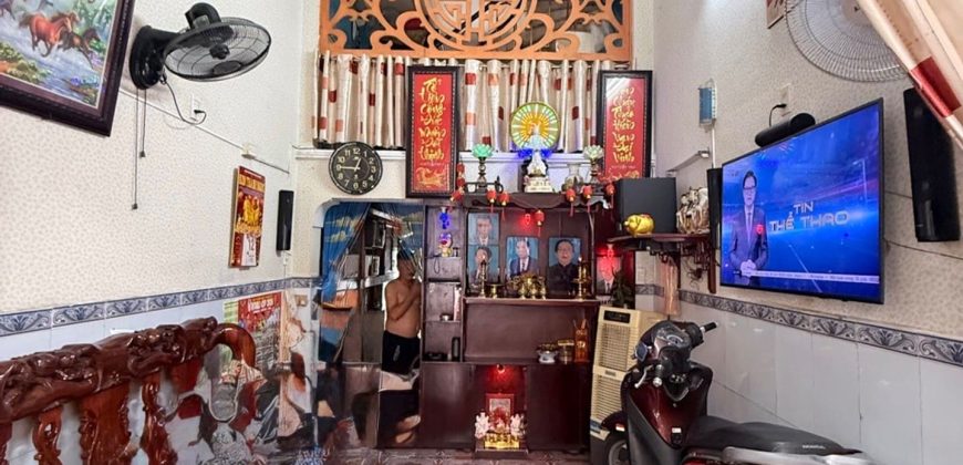 Phòng khách nhà Gò Vấp dưới 6 tỷ trên đường Nguyễn Văn Lượng, Phường An Hội Đông, quận Gò Vấp, thiết kế hiện đại, không gian sáng và thoáng.