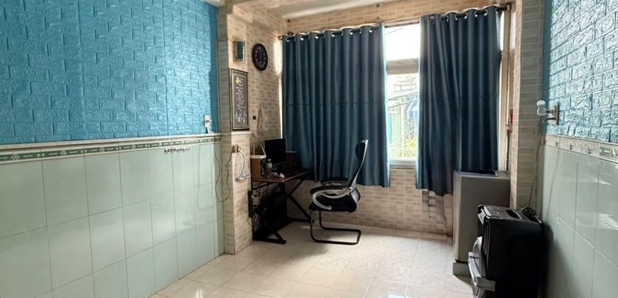 Phòng khách nhà Gò Vấp dưới 6 tỷ trên đường Nguyễn Văn Lượng, Phường An Hội Đông, quận Gò Vấp, thiết kế hiện đại, không gian sáng và thoáng.